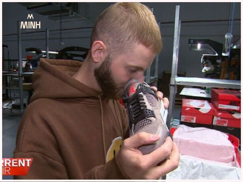 Mùi keo của giày giả