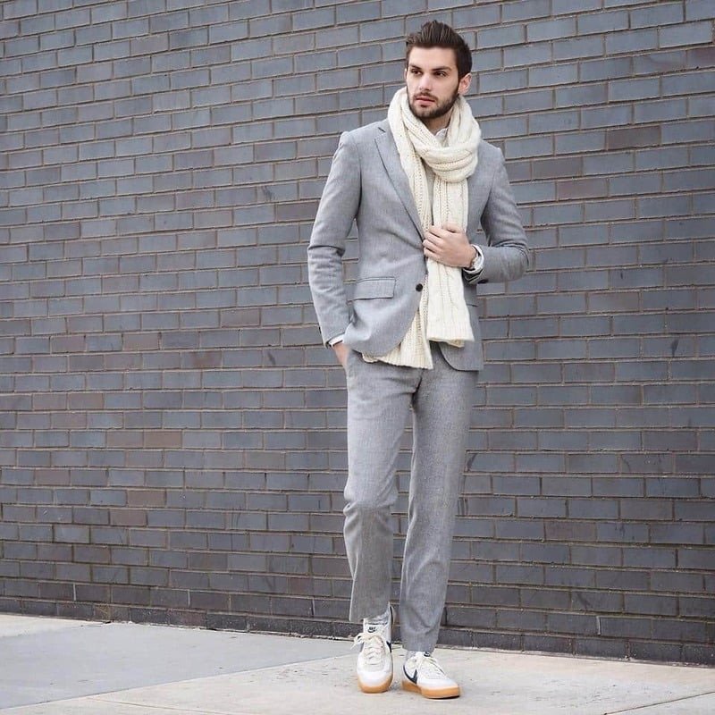 Nam giới mặc vest xanh rêu cùng áo thun và giày thể thao trắng