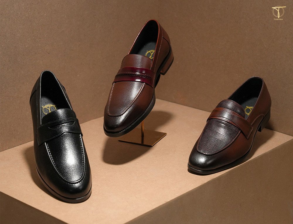 Nam sinh thanh lịch diện giày lười Loafer cùng trang phục chụp kỷ yếu, thể hiện phong thái tự tin và thời thượng.