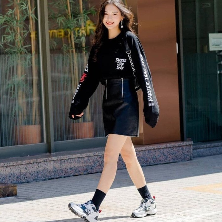 Năng động cùng chân váy da và giày sneaker phá cách