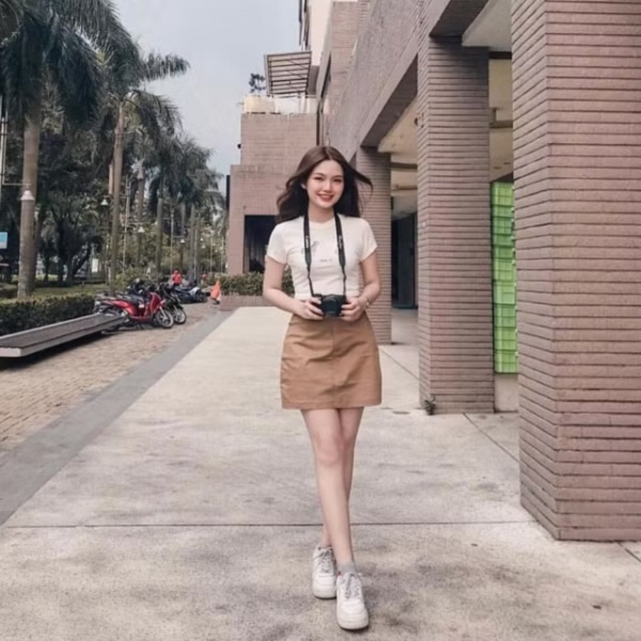Nàng thơ diện chân váy chữ A cùng giày sneaker trắng năng động