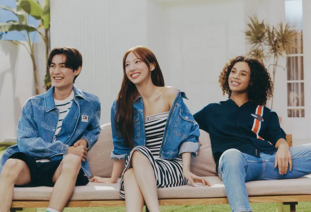 Nayeon duyên dáng trong chiếc đầm nữ Tommy Jeans
