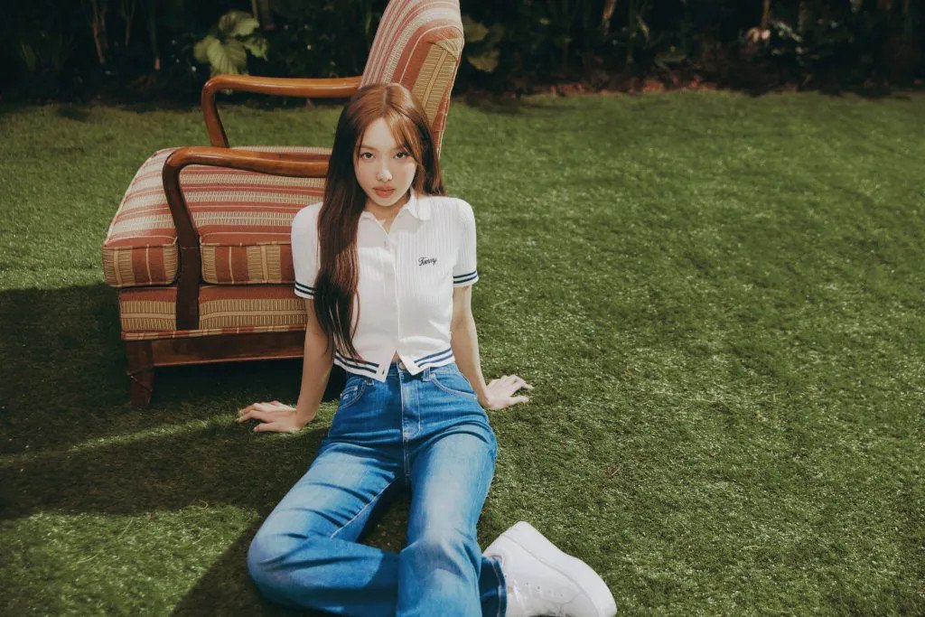 Nayeon năng động với quần jeans nữ Tommy Hilfiger