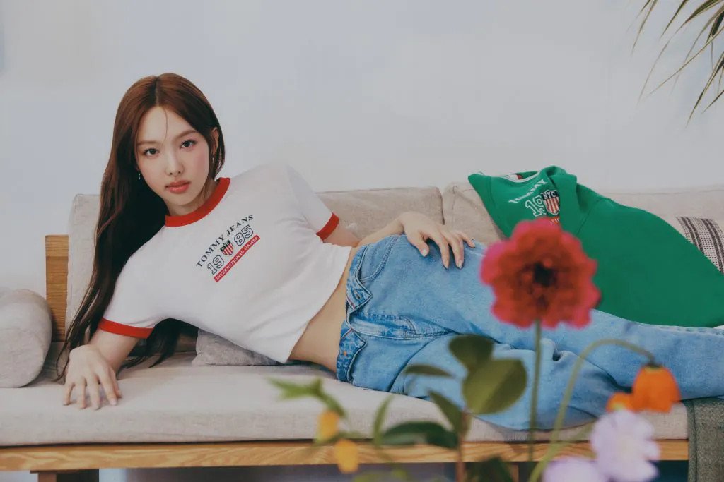 Nayeon nhóm TWICE năng động với áo thun nữ Tommy Hilfiger