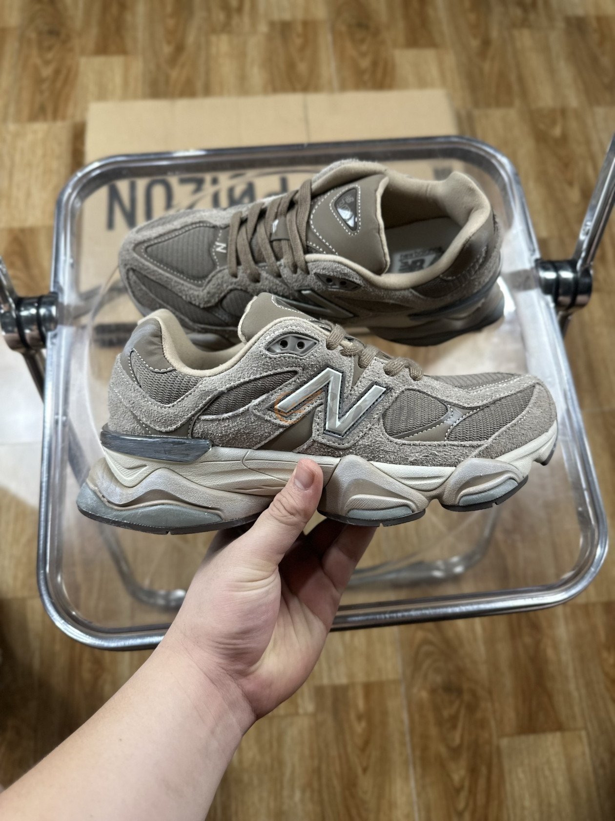 New Balance 9060 màu nâu đất với bộ đế hầm hố