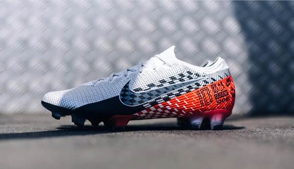 Neymar trên sân với đôi giày bóng đá Nike Mercurial Vapor 12 Speed Freak lấy cảm hứng từ F1