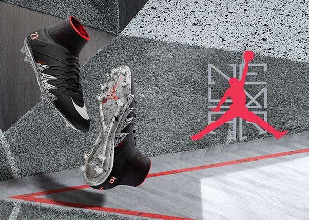 Neymar trên sân với đôi giày đá bóng Nike Hypervenom 2 NJR Jordan đen chủ đạo