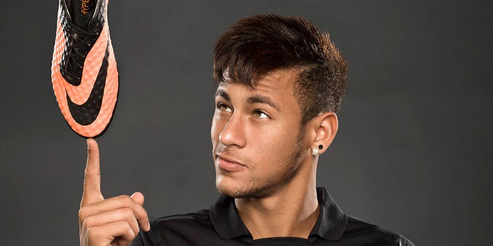 Neymar trong màu áo Barcelona mang giày Nike Hypervenom