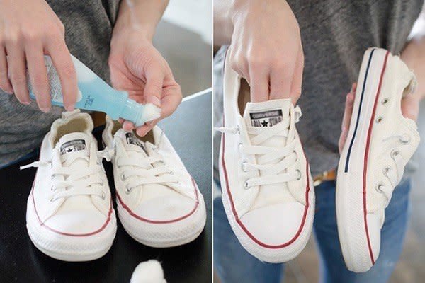 Ngâm giày thể thao bị mốc trong dung dịch
