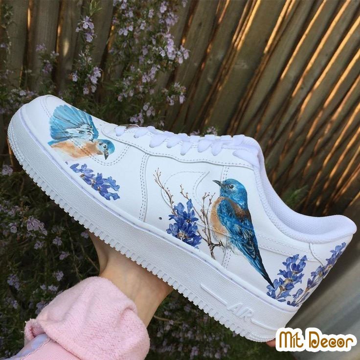 Nghệ nhân đang tỉ mỉ vẽ giày anime nữ với hình ảnh nhân vật sinh động trên sneaker