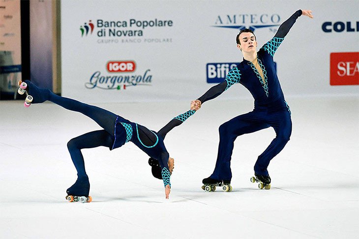 Nghệ sĩ trượt patin Inline Figure Skating biểu diễn kỹ thuật múa trên giày patin một cách duyên dáng