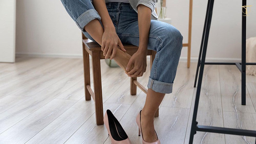 Nghỉ ngơi và nâng cao chân giúp giảm sưng đau ngón chân cái sau khi mang giày thể thao