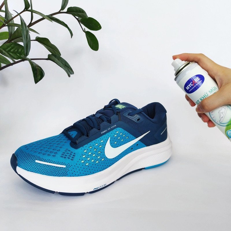 Người chạy bộ vệ sinh giày thể thao sau khi tập luyện