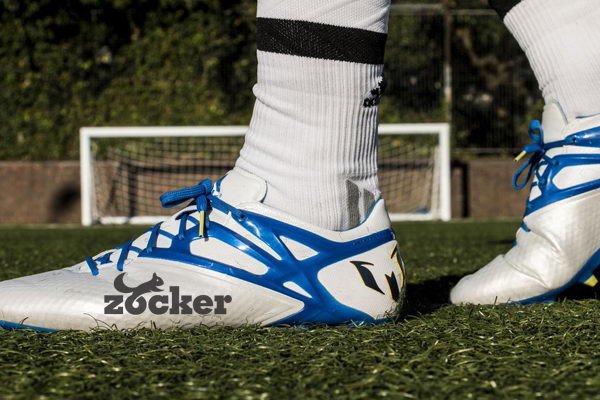 Người chơi bóng đá đang xỏ chân vào đôi giày đá bóng mới mua về nên làm gì để có cảm giác thoải mái nhất