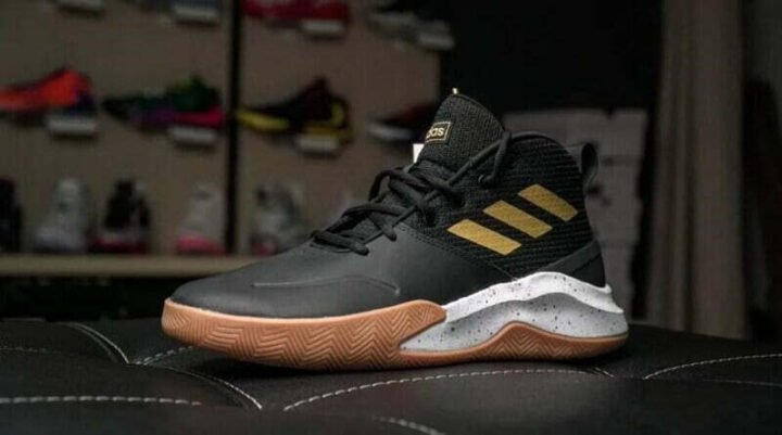 Người chơi bóng rổ outdoor đang thực hiện cú ném, tập trung vào độ bám và sự linh hoạt của giày