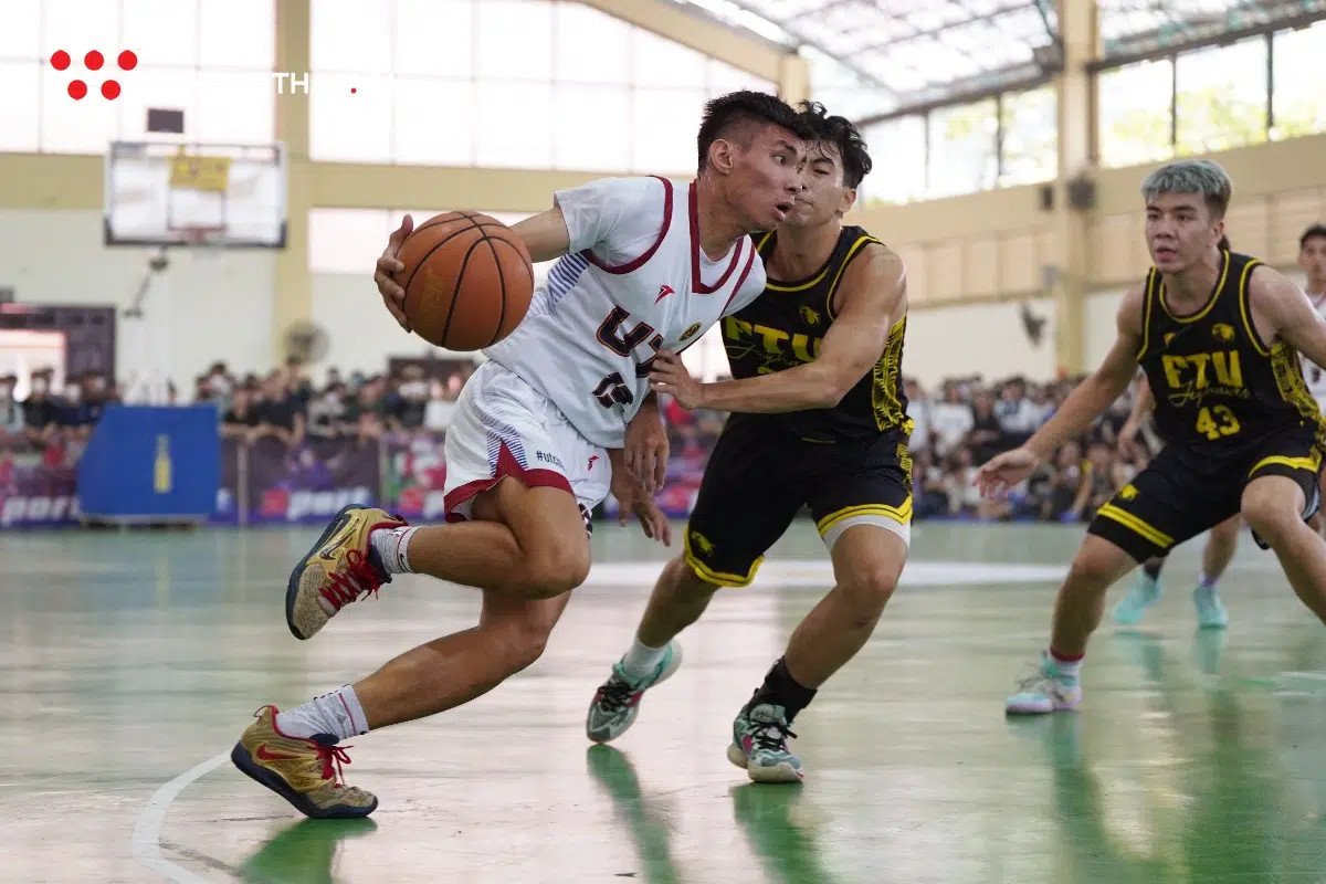 Người chơi bóng rổ sinh viên với đôi giày hiệu suất cao