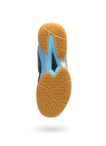 Người chơi cầu lông đang di chuyển nhanh trên sân với đôi giày chuyên dụng