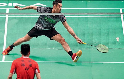 Người chơi cầu lông thực hiện động tác di chuyển nhanh với giày Yonex Strider Ray