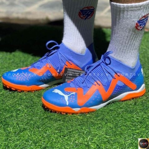 Người chơi đang xem xét cách chọn size giày bóng đá Puma phù hợp với đôi chân