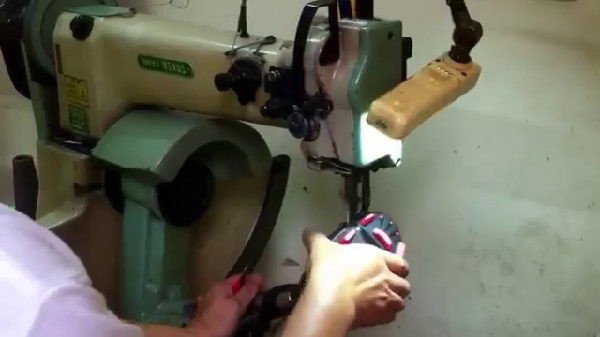 Người chơi kiểm tra đế giày đá bóng trước khi quyết định khâu để gia cố độ bền