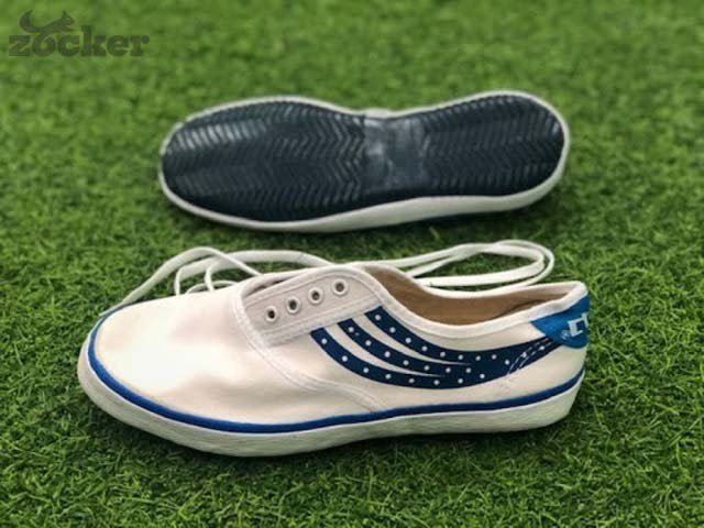 Người chơi thử cảm giác ôm chân của đôi giày đá bóng