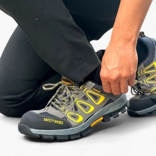 Người công nhân chọn giày bảo hộ vải phù hợp