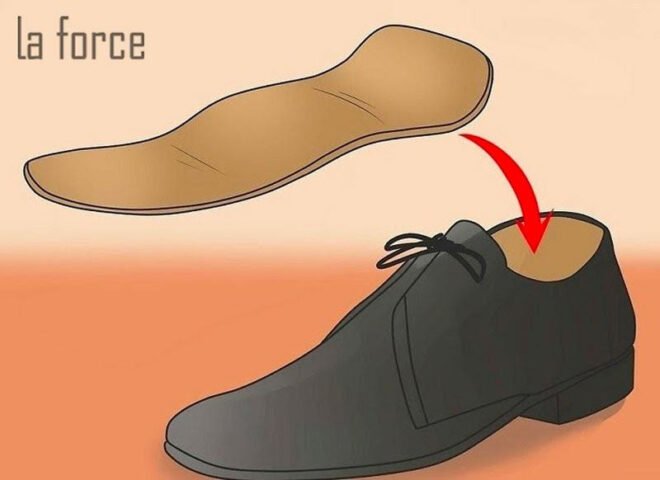 Người đàn ông bước đi không thoải mái với đôi giày da bị rộng 2 size