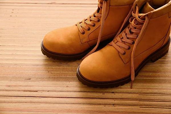 Người đàn ông cá tính với giày cao cổ, thể hiện sự tự lập và độc đáo, dù đi giày size 38