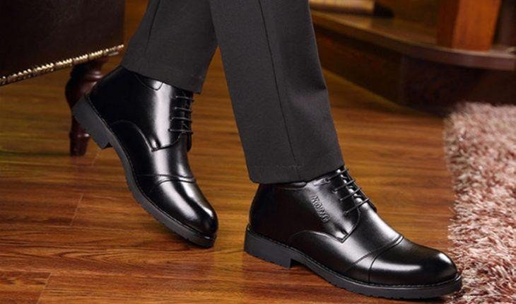 Người đàn ông chỉn chu với đôi giày da đen truyền thống, bất kể kích cỡ như size 38
