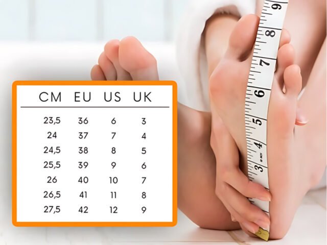 Người đàn ông đang cẩn thận đo chiều dài bàn chân để chọn size giày Mizuno chuẩn