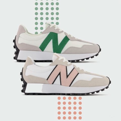 Người đàn ông đang đo kích thước bàn chân để chọn size giày New Balance nam phù hợp