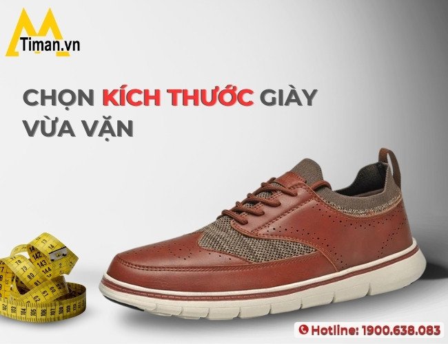 Người đàn ông đang thử giày thể thao nâu để đảm bảo kích thước vừa vặn