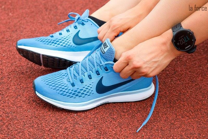Người đàn ông đang thử một đôi giày Nike để đảm bảo size giày Nike nam Nhật vừa vặn tại cửa hàng
