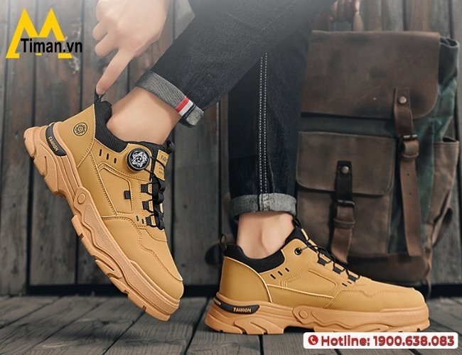 Người đàn ông đi giày thể thao nâu đang bước đi trên đường phố, toát lên vẻ tự tin và mạnh mẽ