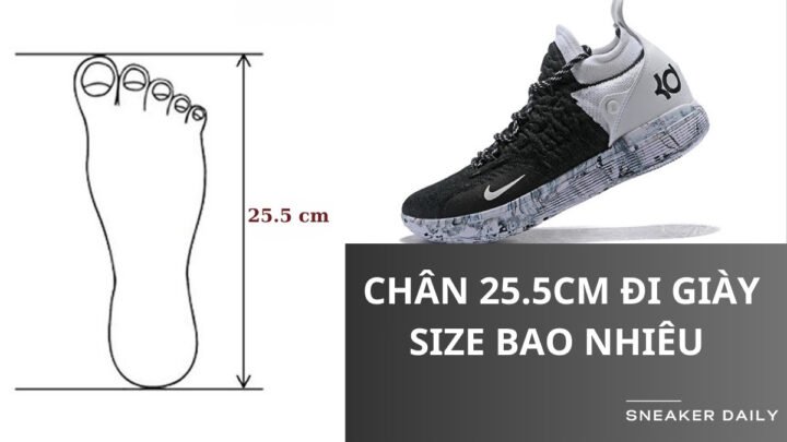 Người đàn ông đo kích thước chân 25.5cm để chọn size giày sneaker