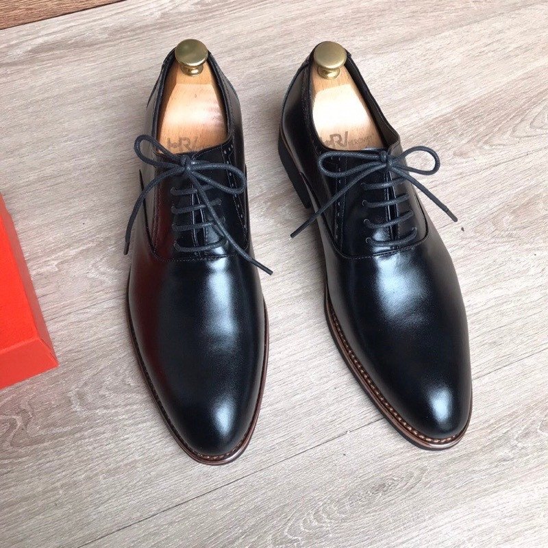 Người đàn ông lịch lãm diện suit đen và giày tây