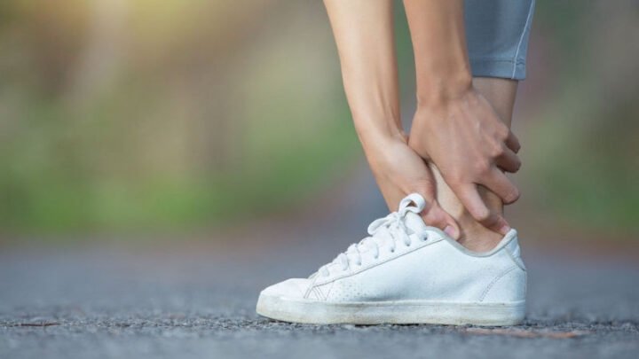 Người đàn ông mang giày và dép để minh họa tầm quan trọng của việc chọn đúng size dép phù hợp