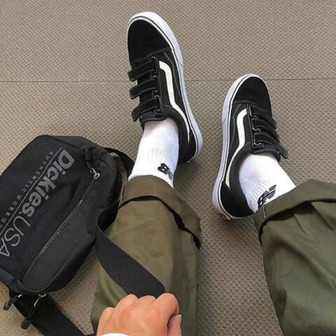 Người đàn ông phối đồ năng động với giày sneaker quai dán nam màu đen