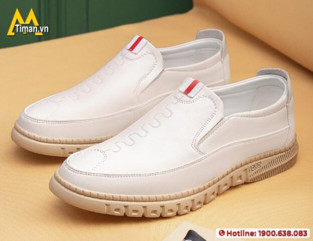 Người đàn ông thanh lịch diện giày lười nam màu trắng kết hợp trang phục hiện đại