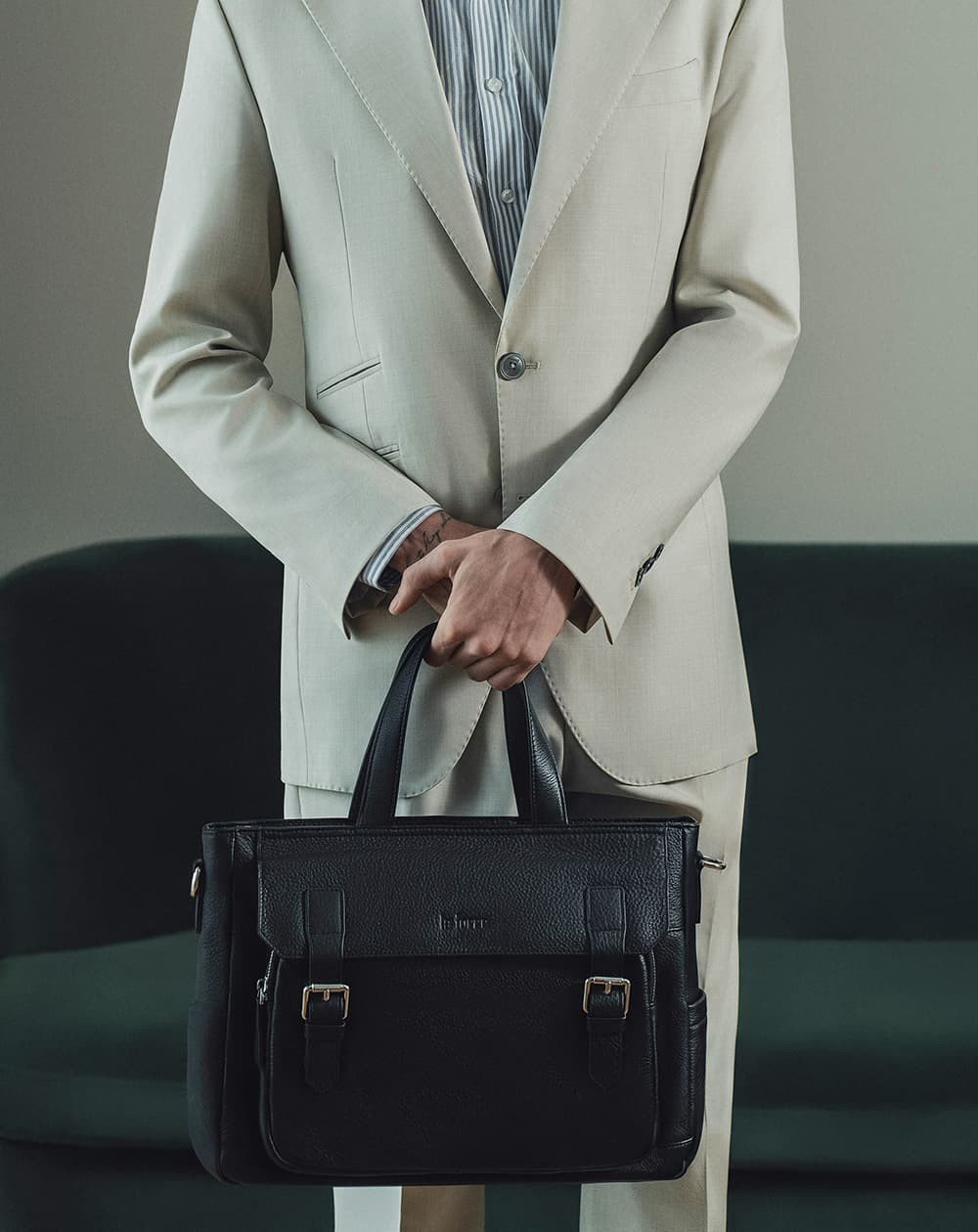 Người đàn ông trẻ trung diện giày lười nam đế bằng dạo phố