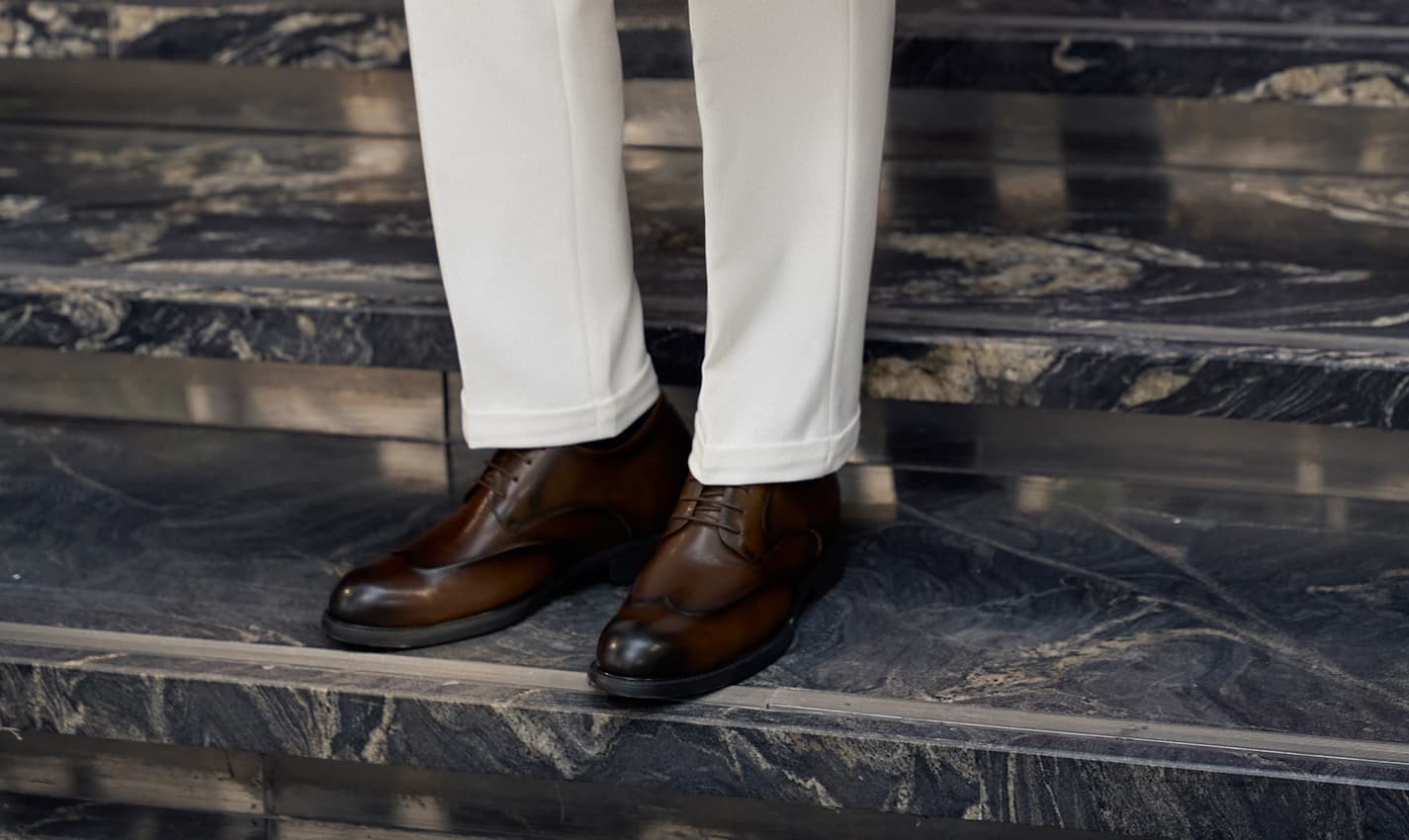 Người đàn ông tự tin với giày tây tăng chiều cao, nâng tầm diện mạo