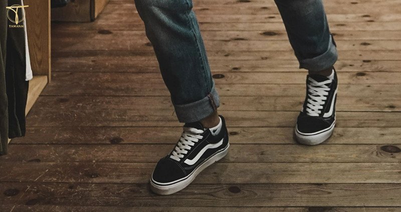Người đang buộc dây giày adidas, tập trung vào lưỡi gà giày được cố định