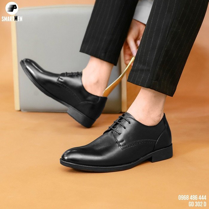 Người đang đo chân để chọn size giày