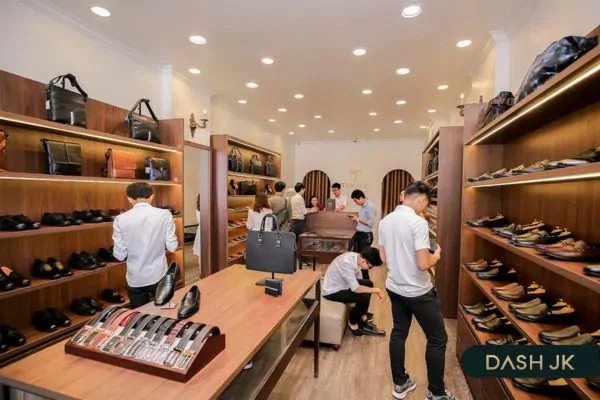 Người đang đo chân để xác định size giày