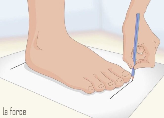 Người đang đo chiều dài bàn chân để xác định bảng quy đổi size giày US
