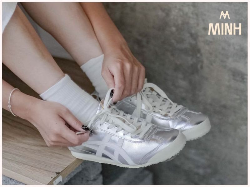 Người đang lựa chọn và thử giày Onitsuka Tiger