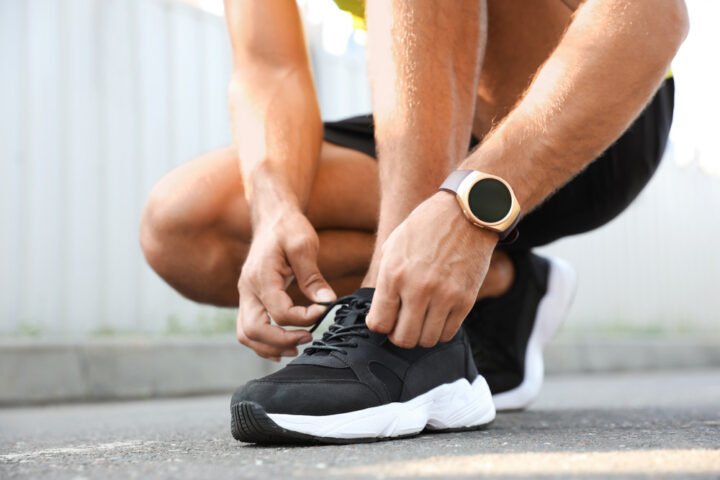 Người đang thể hiện phong cách cá nhân qua cách cột dây giày thể thao độc đáo
