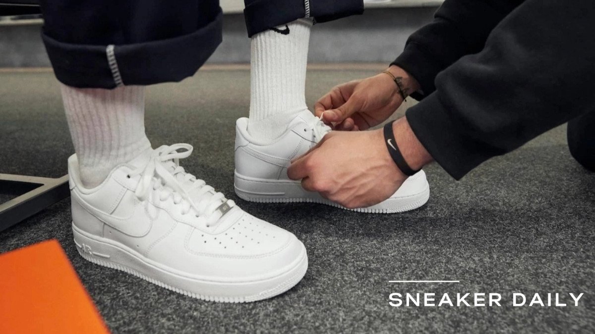 Người đang thử giày để kiểm tra độ vừa vặn cho bàn chân 22.5cm