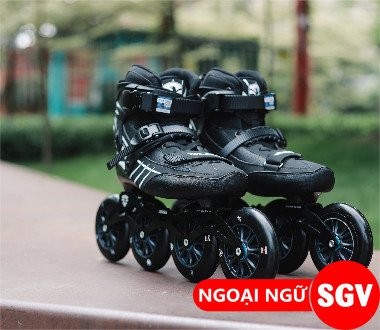 Người đang trượt giày patin quad màu đen trên đường phố với tâm trạng vui vẻ