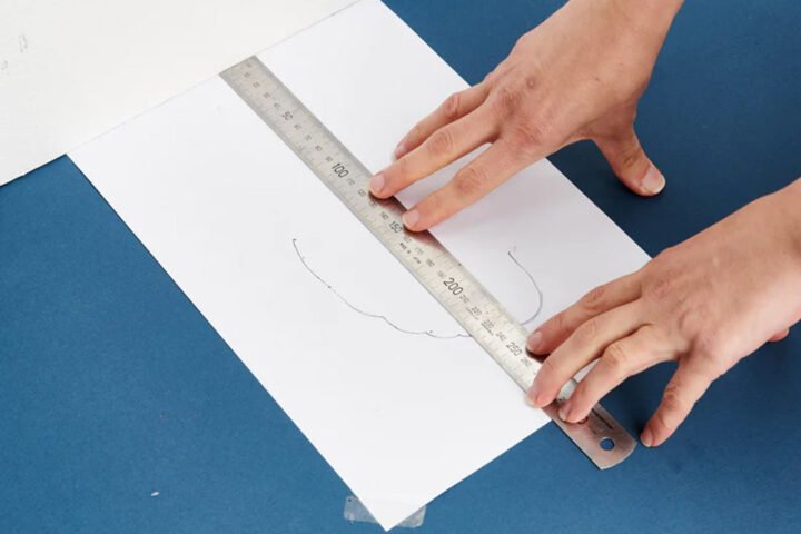 Người dùng đang đo chiều dài bàn chân để xác định bảng size giày Kamito chính xác